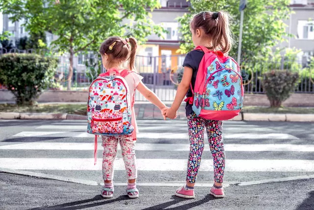 Kinder auf dem Schulweg